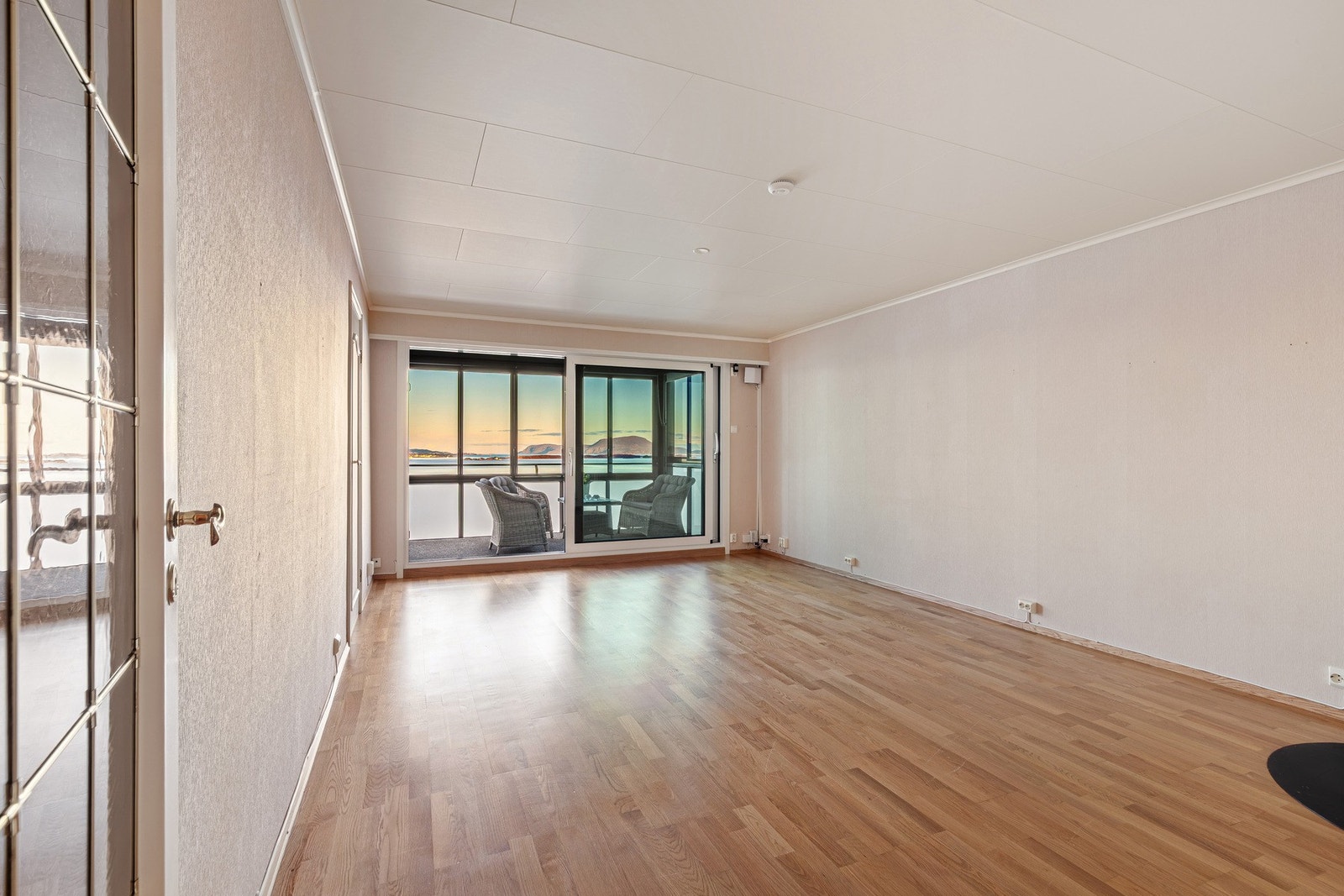 Den innglassede balkongen blir en forlengelse av stuen. Galleribilde