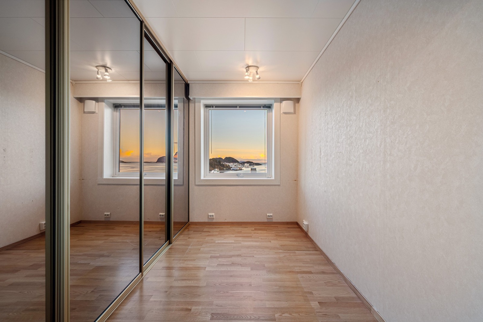 Soverom 1 - sjekk oppbevaringsmulighetene i garderobeskapet. Galleribilde