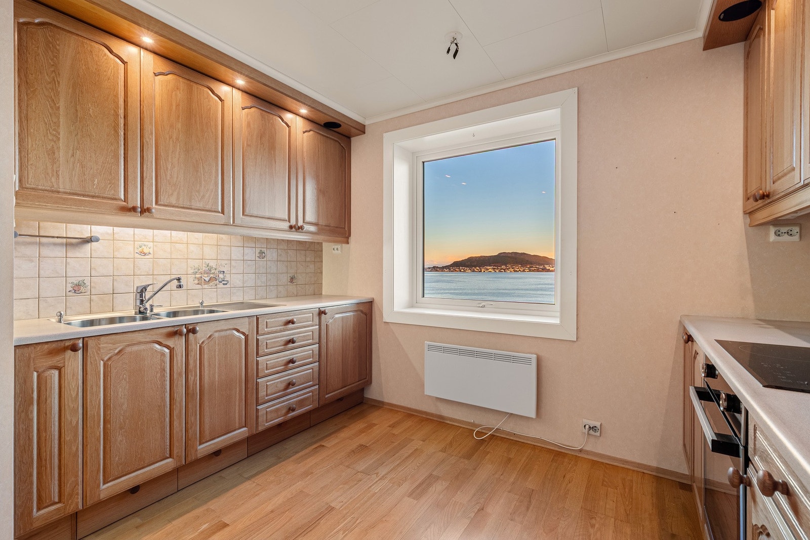 Separat kjøkken med god plass. Galleribilde