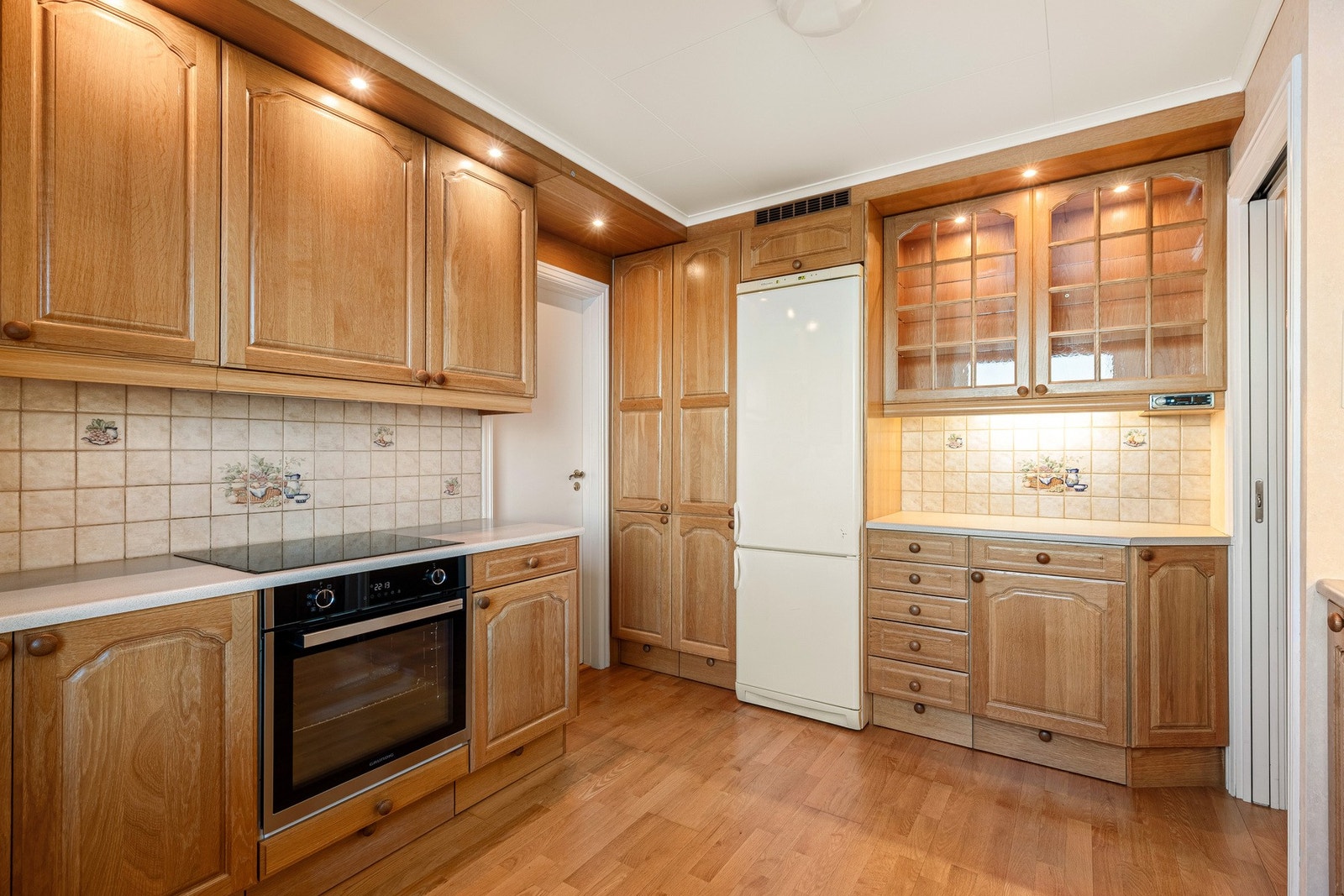 Her er det godt med både skap - og benkeplass. Galleribilde