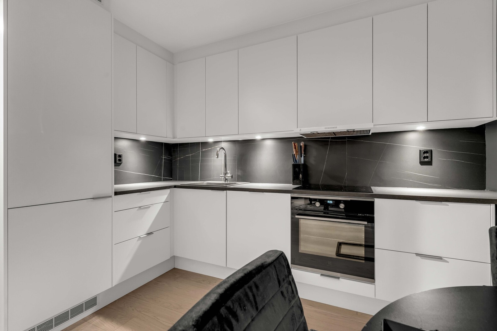 Norema kjøkkeninnredning fra 2021 i et tidløst design. Her er det god skap- og benkeplass som gir fine arbeidsforhold, med laminert benkeplate og nedfelt kum. Galleribilde