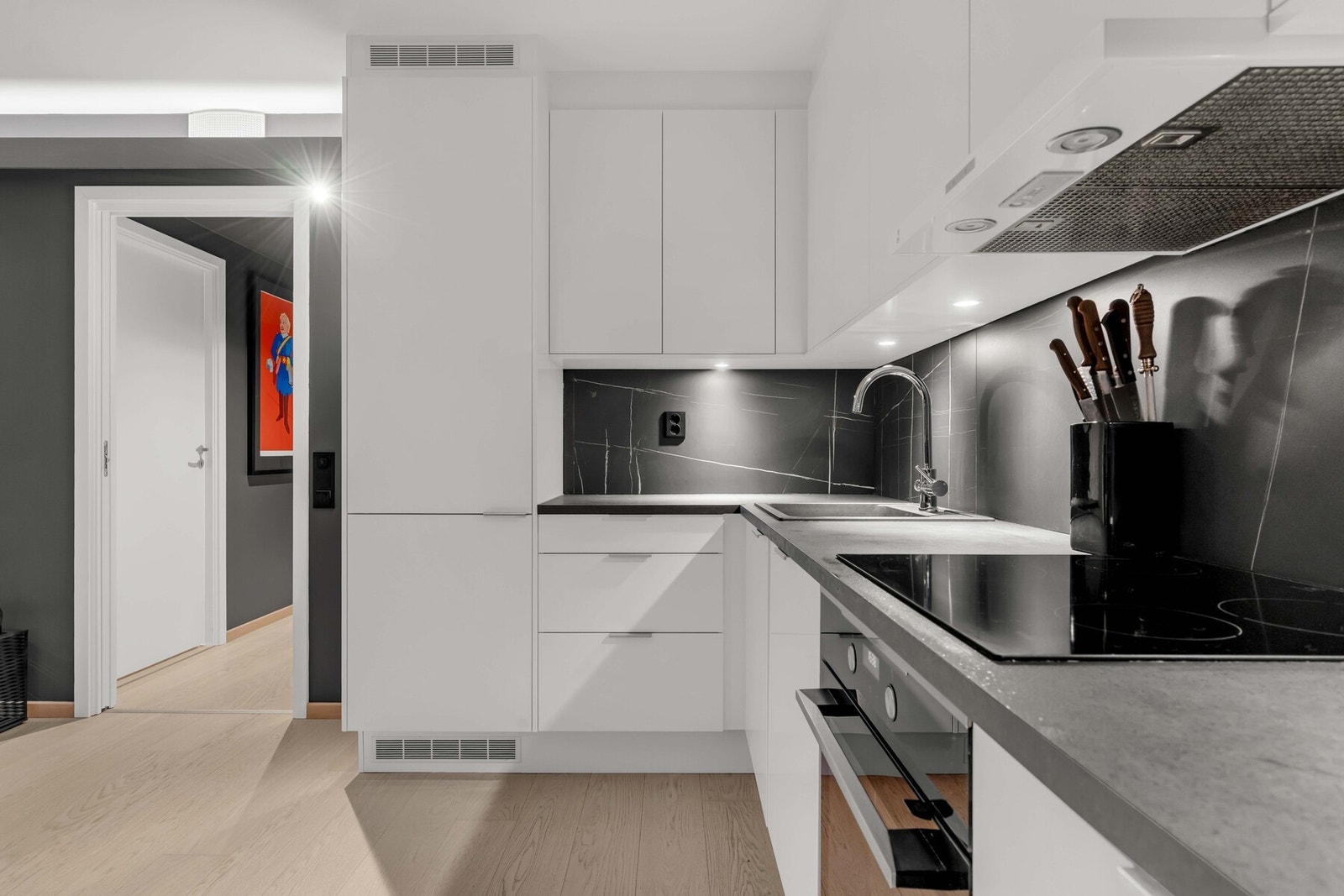 Kjøkkenet er utstyrt med integrerte hvitevarer, herunder kjøl/frys, oppvaskmaskin samt integrert koketopp og stekeovn. Galleribilde