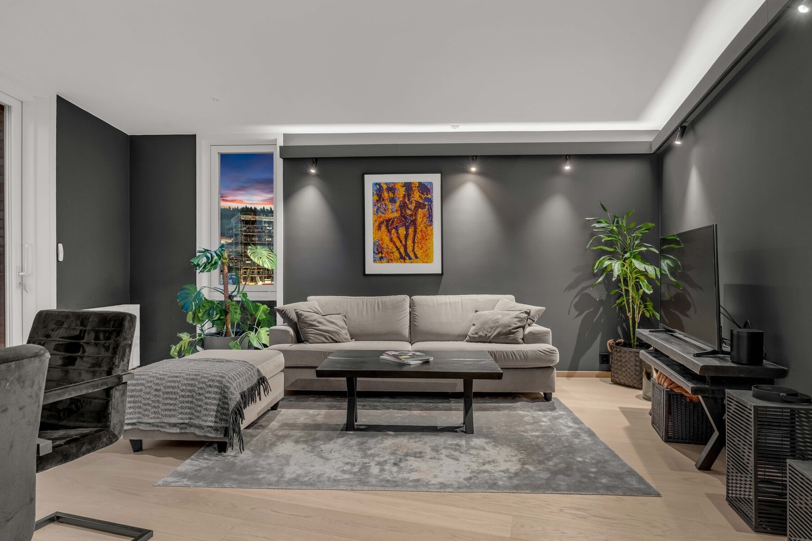 Fargevalget er gjennomført med en kombinasjon av lyse flater og mørkere kontrastvegger, noe som gir rommet både karakter og dybde. Galleribilde