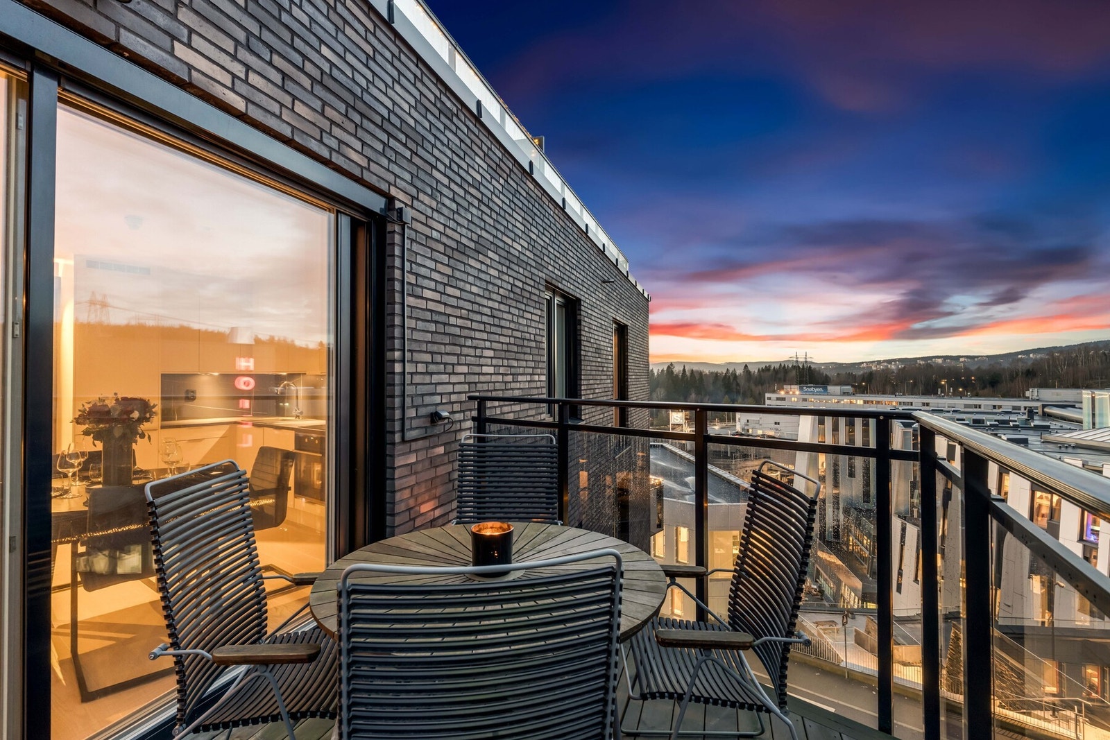 Dette er et fint uterom som forlenger oppholdsarealet i de varme månedene! Galleribilde