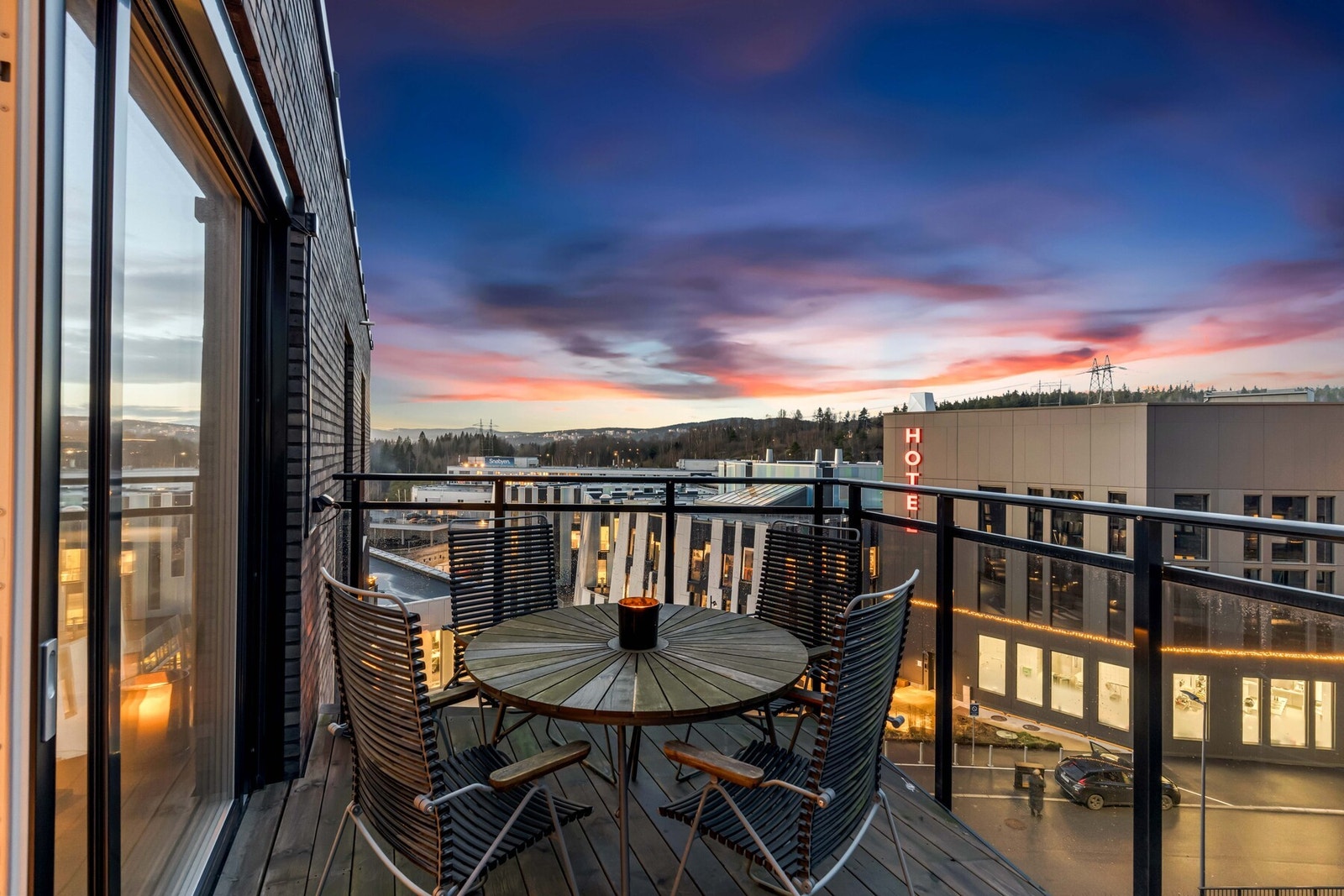 Fra stuen er det utgang til balkong på ca. 9,5 m² med flott utsikt over Snøbyen. Galleribilde