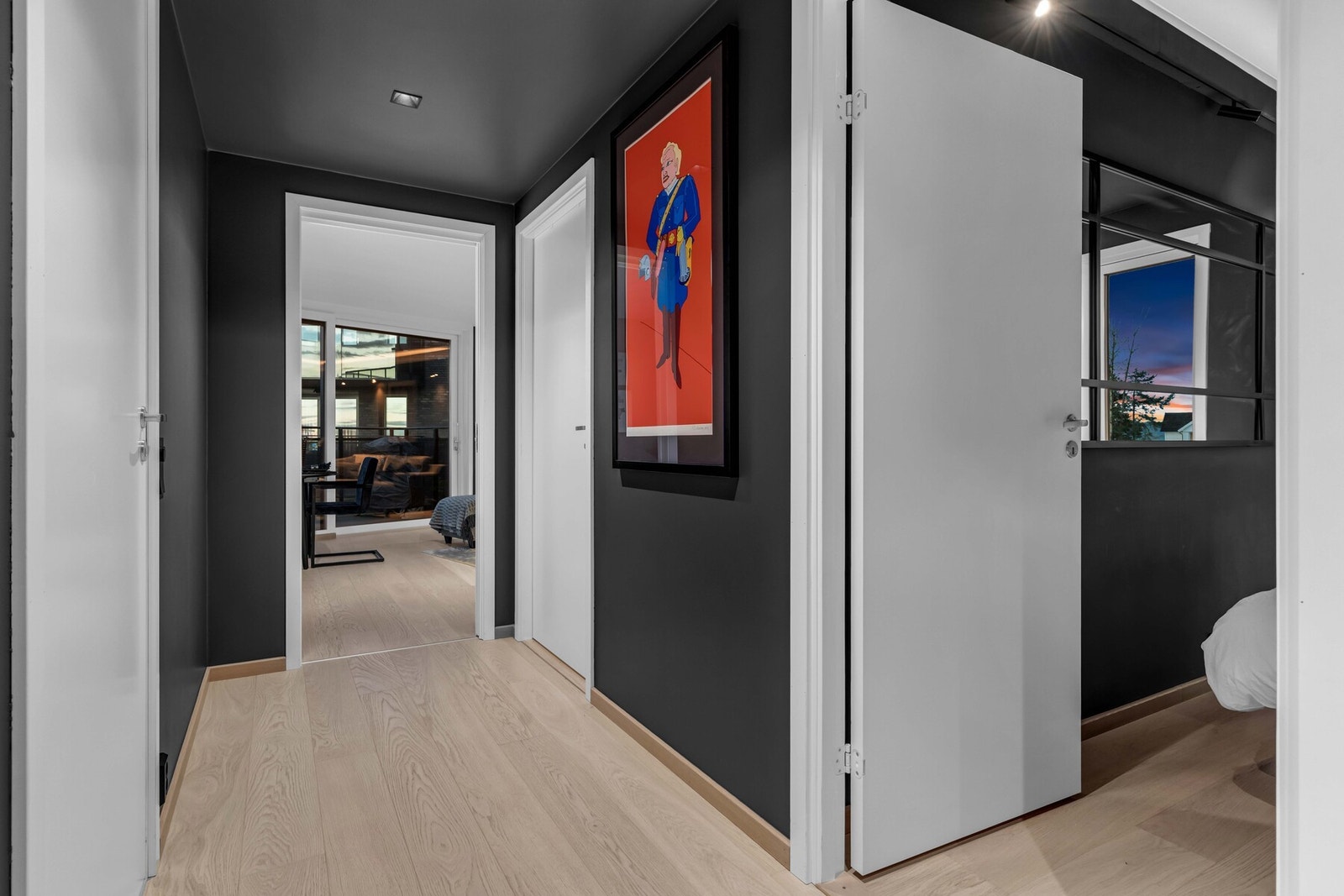 Entréen fungerer som et naturlig bindeledd mellom boligens rom og skaper en lun og oversiktlig start på hjemmet. Galleribilde