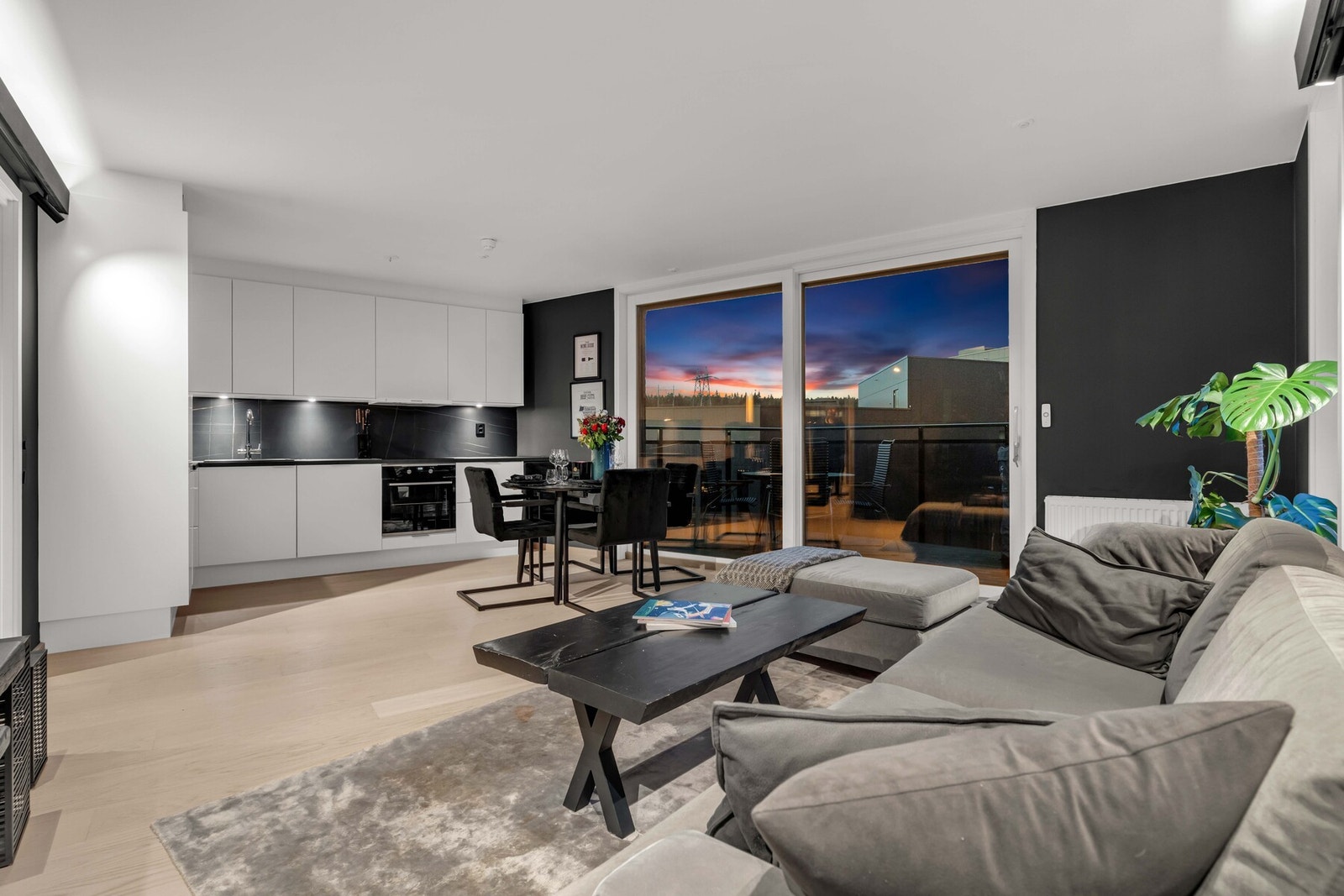 Stuen kan enkelt møbleres med både romslig sofagruppe, TV-løsning og spiseplass. Galleribilde