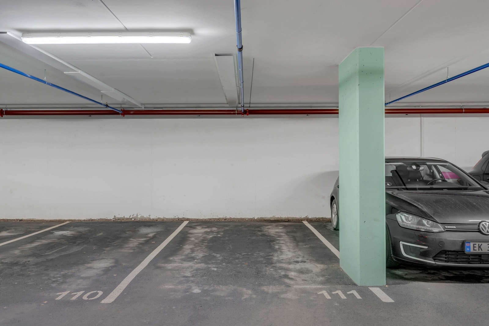 Leiligheten disponerer en parkeringsplass i felles garasjeanlegg. Galleribilde