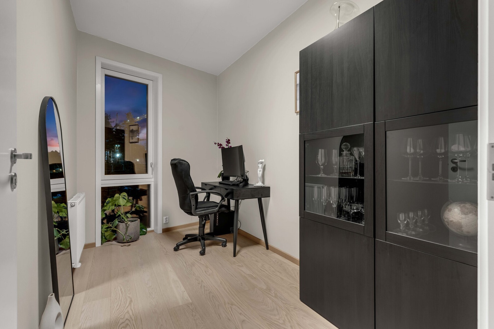 Boligens andre soverom er malt i en moderne, lys farge og egner seg like godt som barnerom, gjesterom eller hjemmekontor, alt etter ønske og behov. Galleribilde