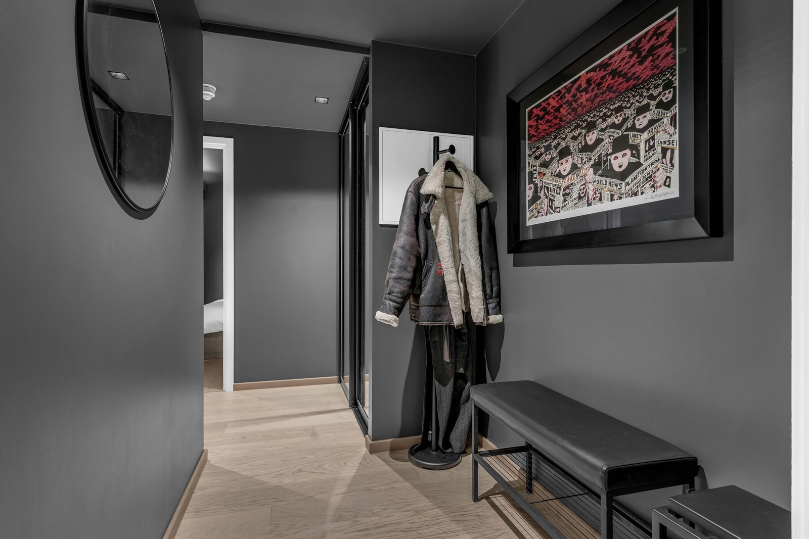 Leiligheten ønsker deg velkommen via en innbydende entré som gir et godt førsteinntrykk allerede ved ankomst. Galleribilde