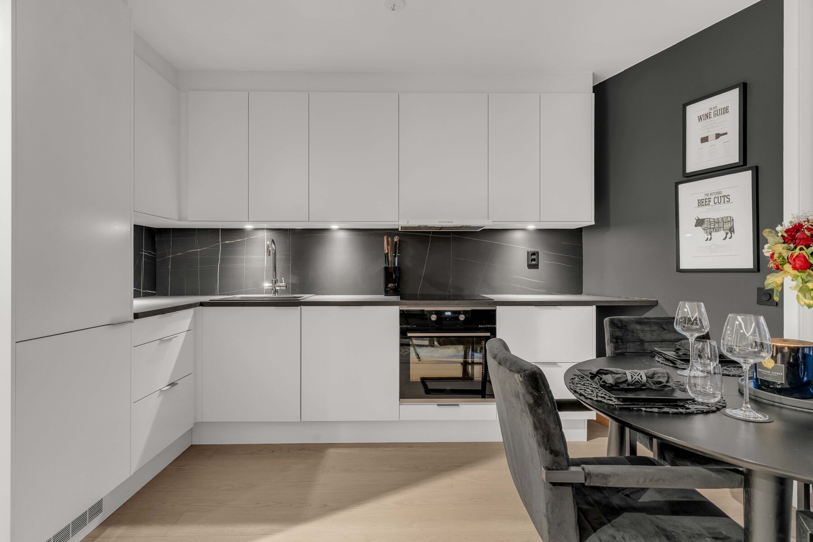 Her bor du sentralt, med kort vei til kollektivtransport, servicetilbud og gode pendlermuligheter, samtidig som området oppleves moderne og rolig. Galleribilde