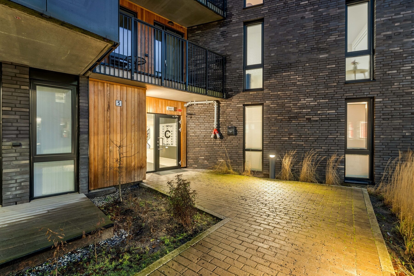 Øvrige fellesområder i sameiet er opparbeidet med blant annet internstier og diverse beplantning. Galleribilde