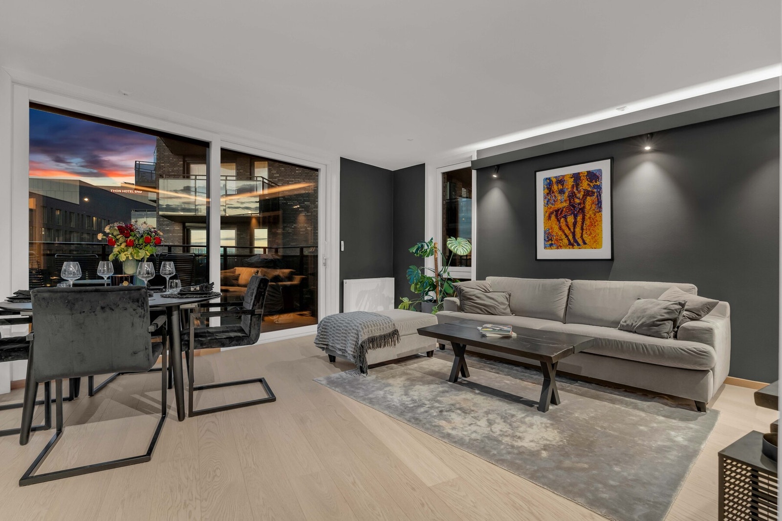 Denne stilrene leiligheten ligger i et nyere og attraktivt boligområde under utvikling på Lørenskog Stasjonsby. Galleribilde