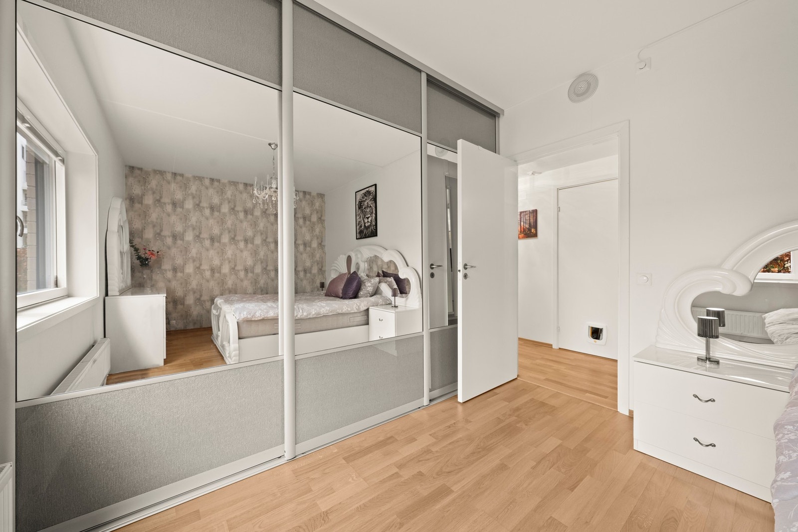 Hovedsoverommet er utstyrt med en stor skyvedørsgarderobe som gir rikelig med lagringsplass Galleribilde