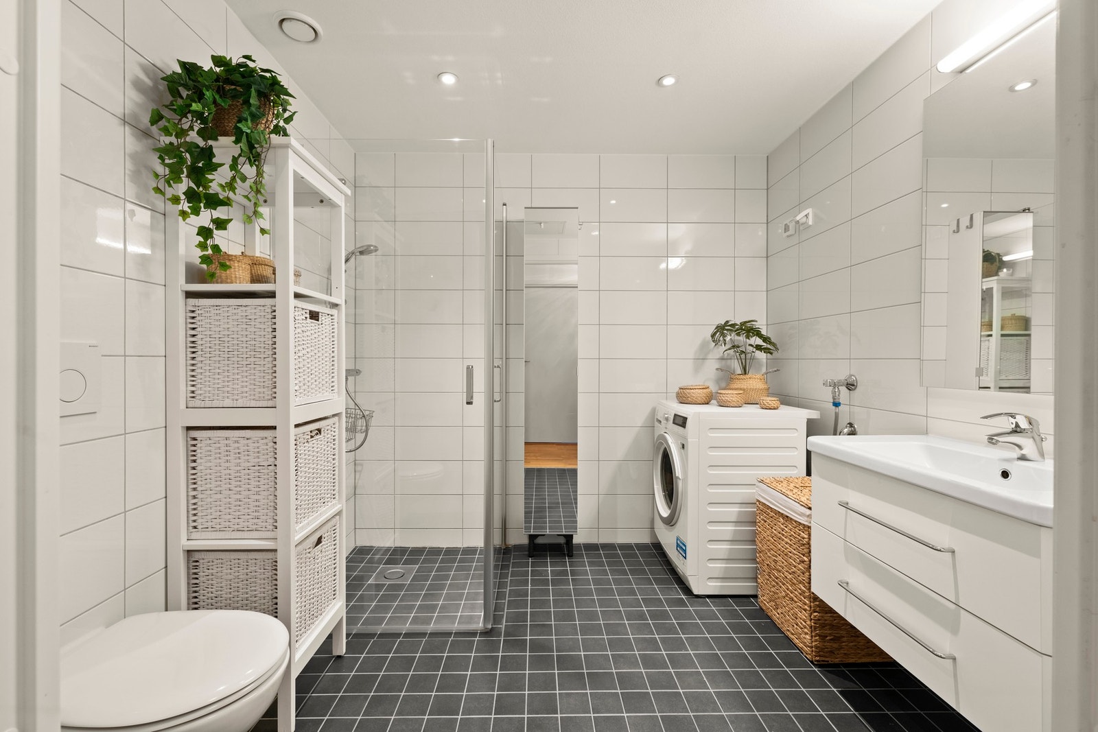 Badet fremstår som moderne og delikat, med gulvvarme og spotter i tak Galleribilde