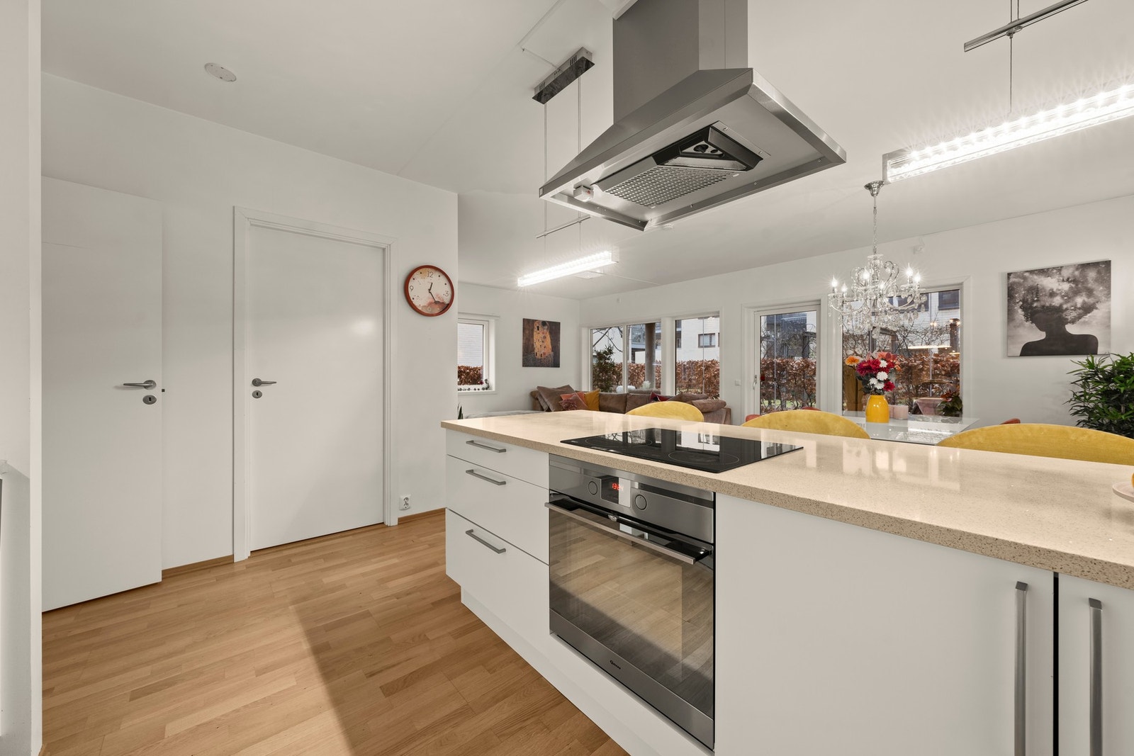 Videre er kjøkkenet utstyrt med integrerte hvitevarer som kokeplate, stekeovn og oppvaskemaskin Galleribilde