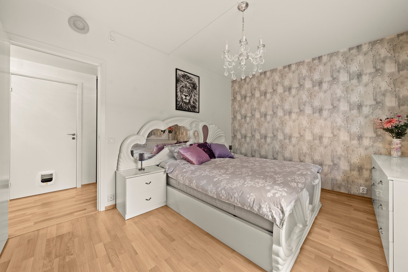 Leiligheten har tre romslige og innbydende soverom, alle med god plass til dobbeltseng og øvrig oppbevaringsmøblement Galleribilde