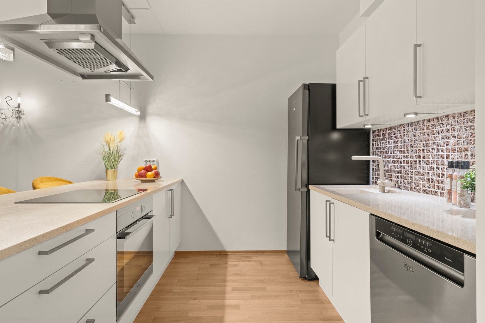 Kjøkkenøyen gir rikelig med benkeplass og bidrar til et funksjonelt og sosialt arbeidsområde. Kjøkkenet er levert av HTH Galleribilde