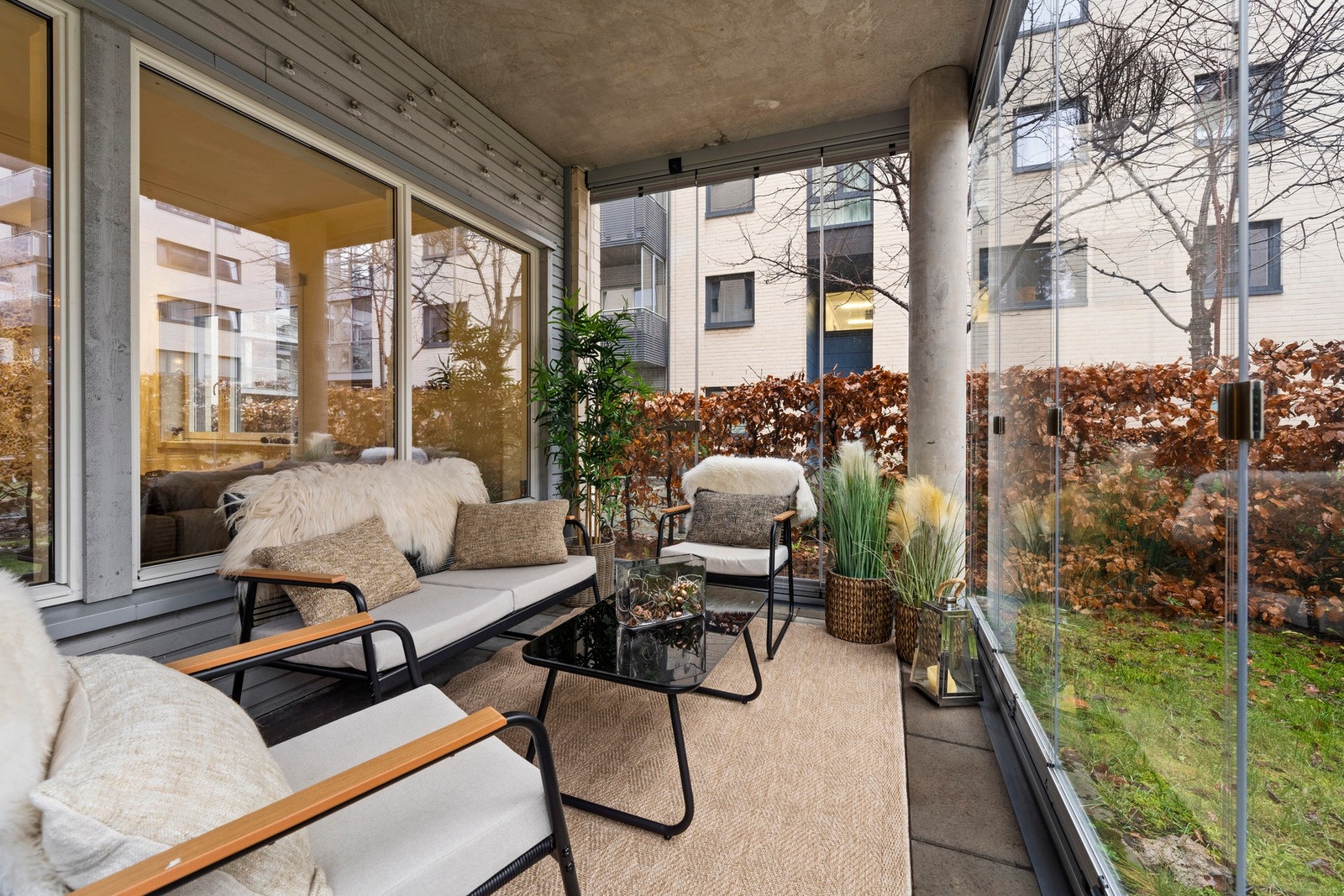 Terrassen kan enkelt innredes med utemøbler og enkel beplantning Galleribilde