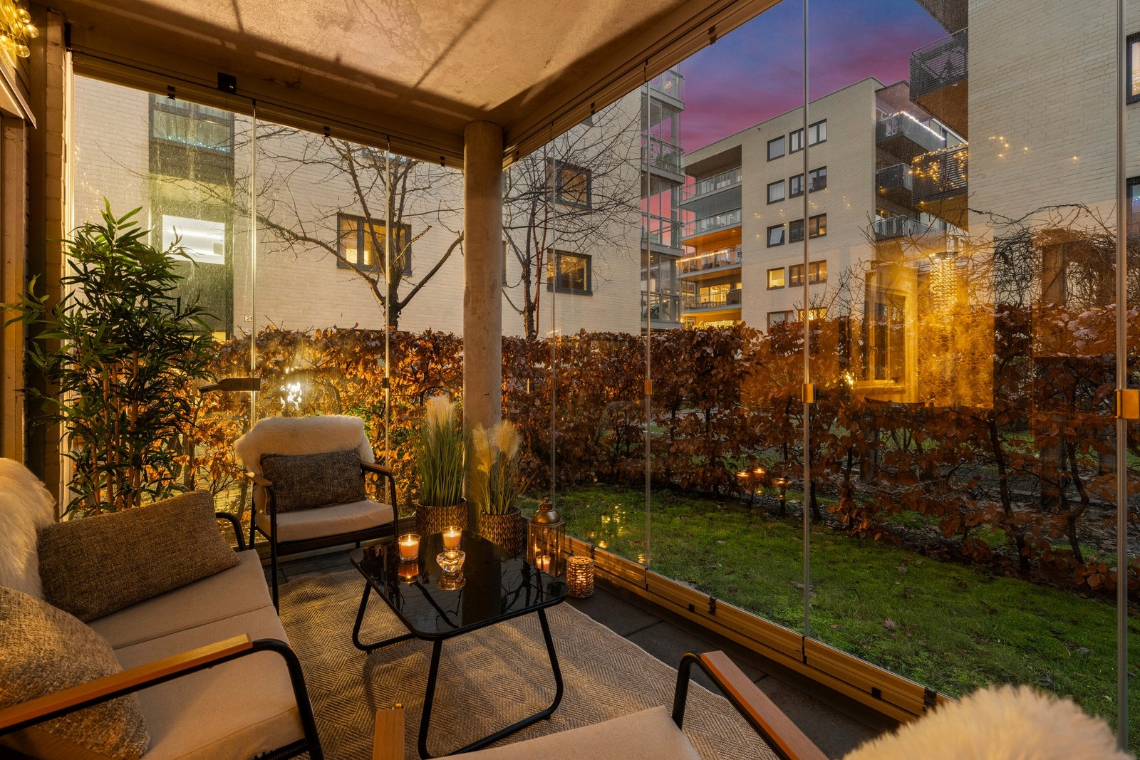 Fra stuen er det direkte utgang til en innglasset markterrasse på ca. 14 kvm - perfekt for hyggelige stunder året rundt Galleribilde