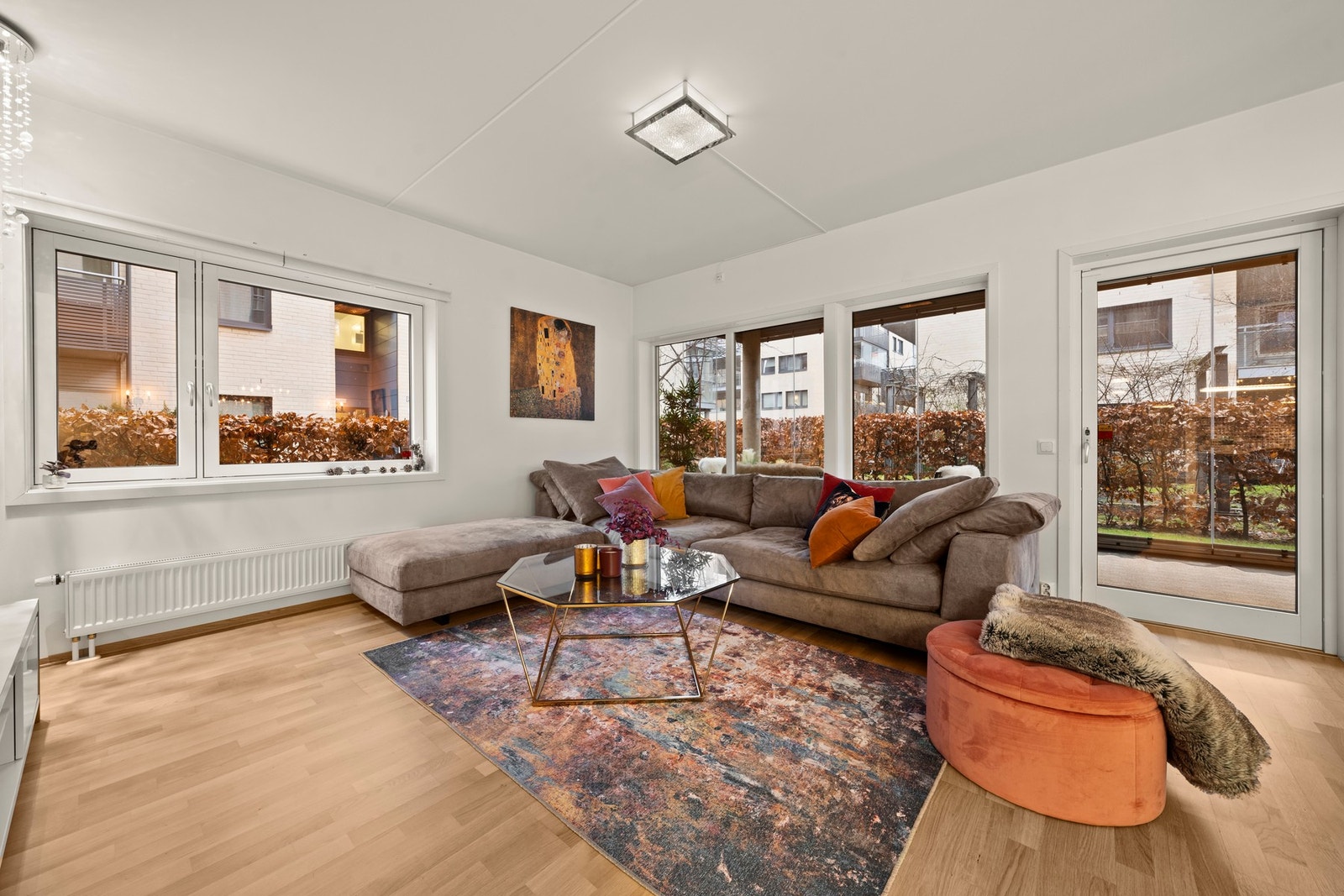 Stuen fremstår som lys og svært romslig, med store vindusflater som slipper inn rikelig med naturlig lys Galleribilde