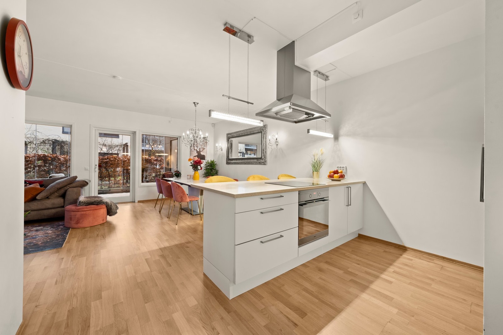 Kjøkkenet har en åpen og sosial løsning mot stuen, hvor en praktisk kjøkkenøy fungerer som et naturlig skille mellom rommene Galleribilde