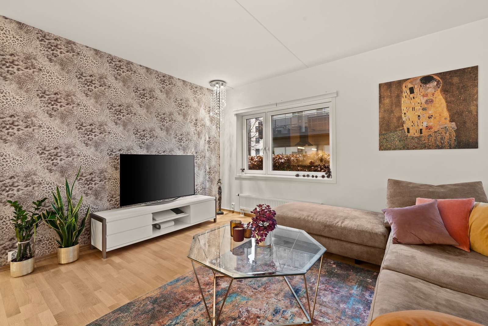 Rommet byr på gode møbleringsmuligheter og kan enkelt innredes med en romslig sofagruppe. Rommet er videre påkostet med tapet med 3D-effekt Galleribilde