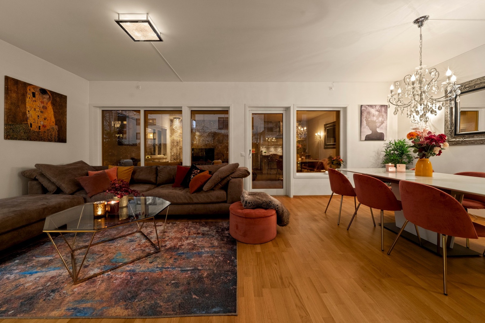 Leiligheten har en lys og sosial planløsning Galleribilde