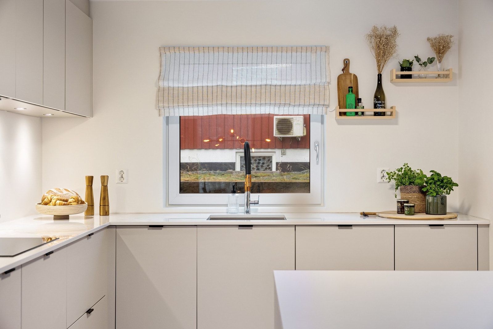 Den lekre benkeplaten på kjøkkenet er i sten (Dekton) og tåler all varme. Galleribilde