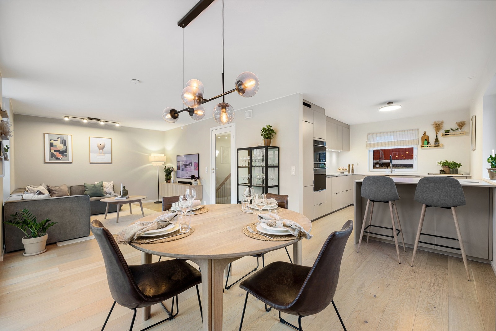Romslig spisestue kombinert med sitteplasser ved kjøkkenøya - perfekt for både hverdagsmåltider og hyggelige sammenkomster. Galleribilde