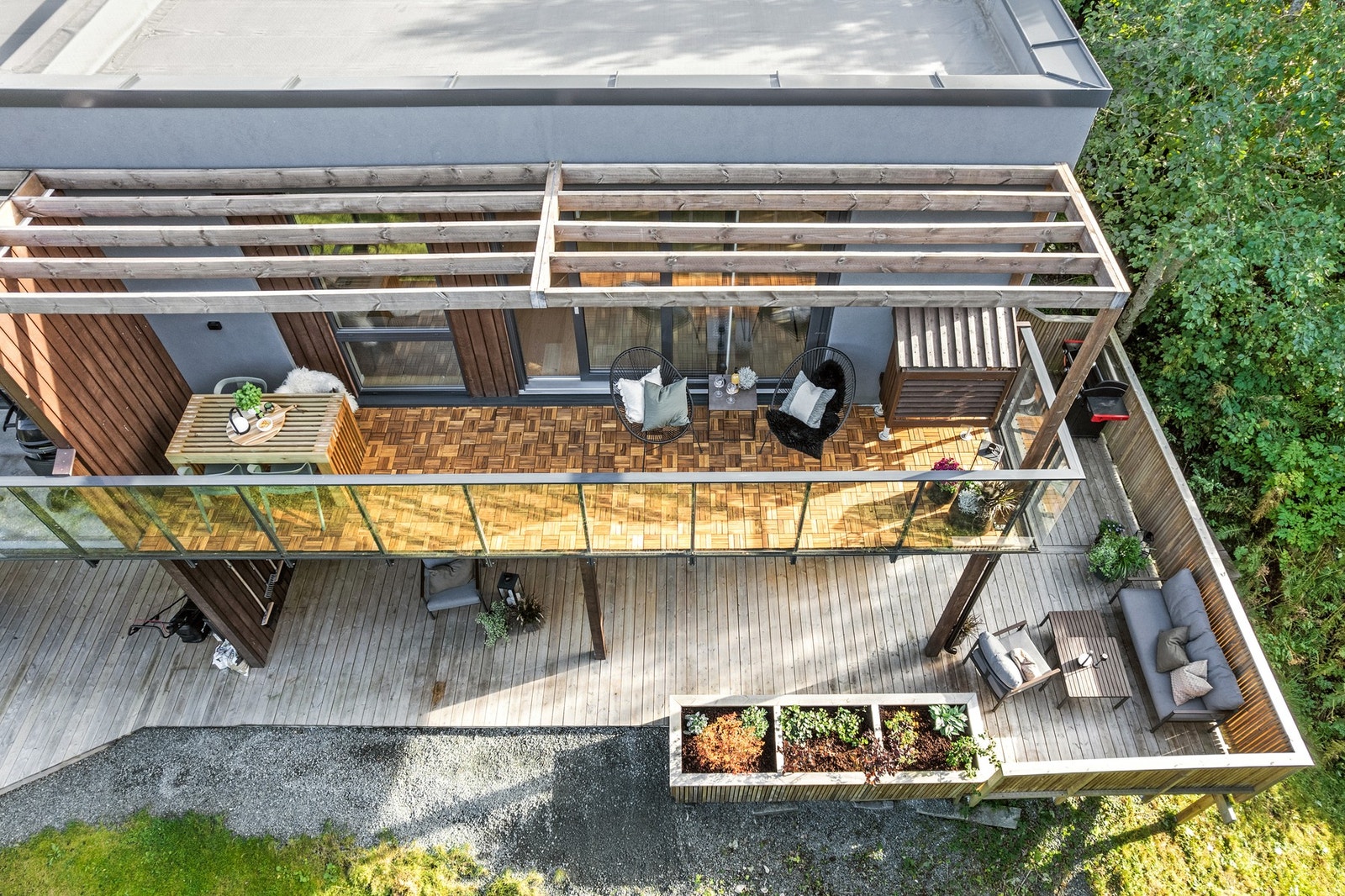 Boligen har en utmerket planløsning med utgang til en solrik balkong samt en skjermet og stille hage med lite innsyn. Galleribilde