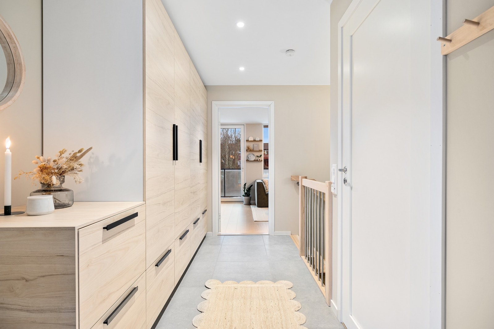 Praktisk, plassbygd oppbevaringsløsning med rikelig lagringsplass og et ryddig uttrykk. Galleribilde