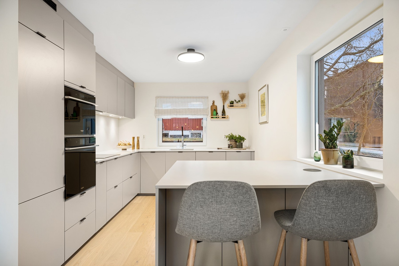 Tidløst kjøkken med funksjonell utforming, rikelig skapplass og integrerte kvalitetshvitevarer. Galleribilde