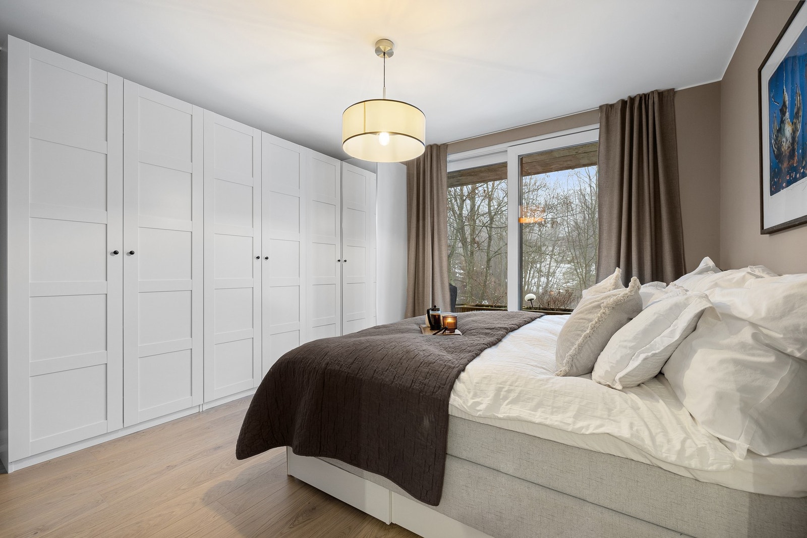 God oppbevaringsplass i store garderobeskap. Galleribilde