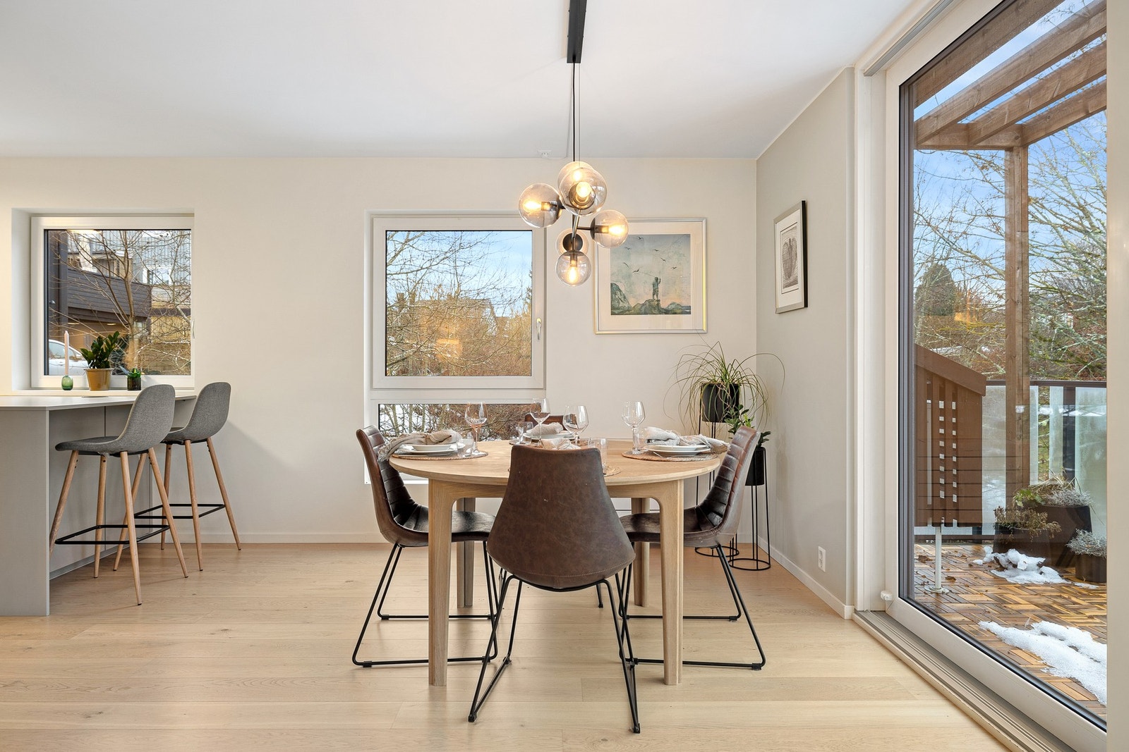 Hyggelig spisestue med fin plassering foran stuens store vindusflater. Galleribilde