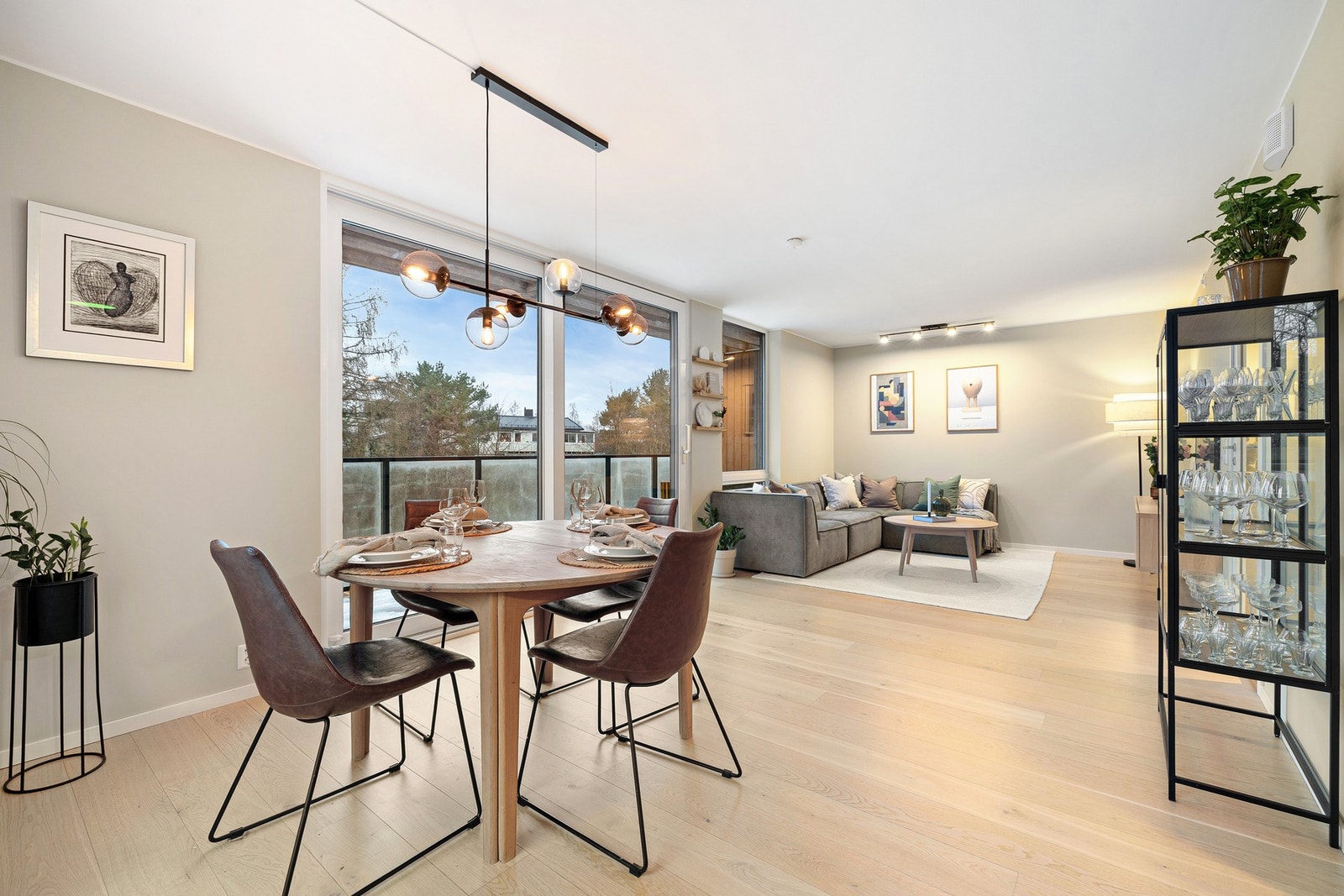 1. etasje består av en gjennomlys og åpen stue-/kjøkkenløsning på 37 kvm, bad og entré. Galleribilde