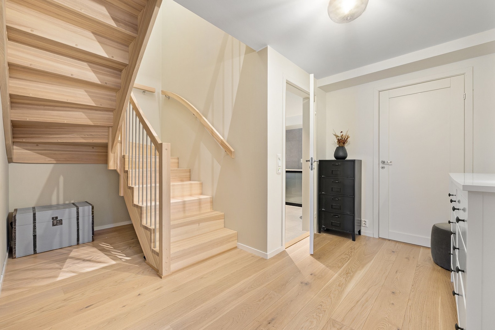 Nede i underetasjen er det tre store soverom, et romslig familiebad og teknisk bod. Galleribilde