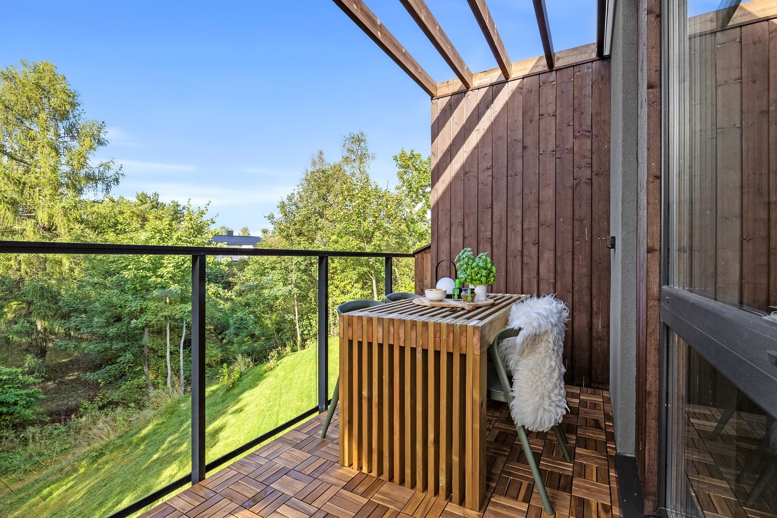 Det er god plass til både sofa- og spisegruppe på balkongen. Galleribilde