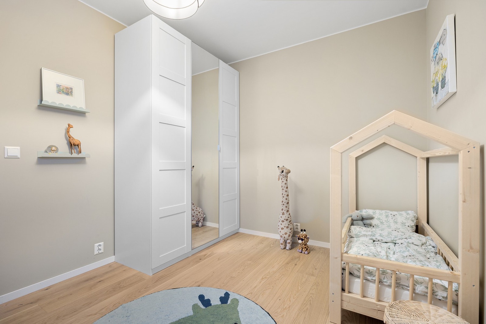 Soverommene er av god størrelse med plass til både seng, klesoppbevaring og skrivebord. Galleribilde