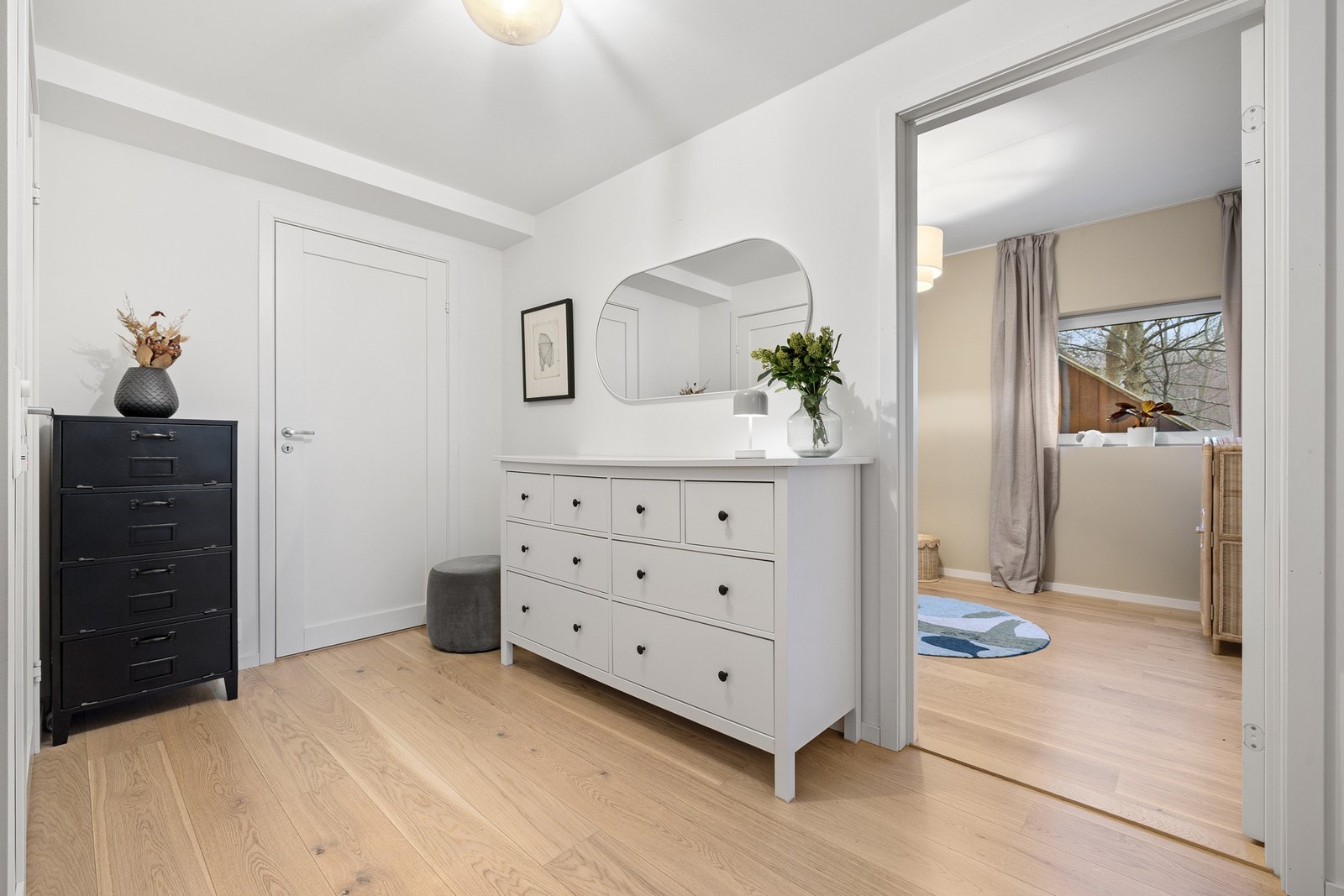 I mellomgangen er det plass til ekstra oppbevaringsmøbler. Galleribilde