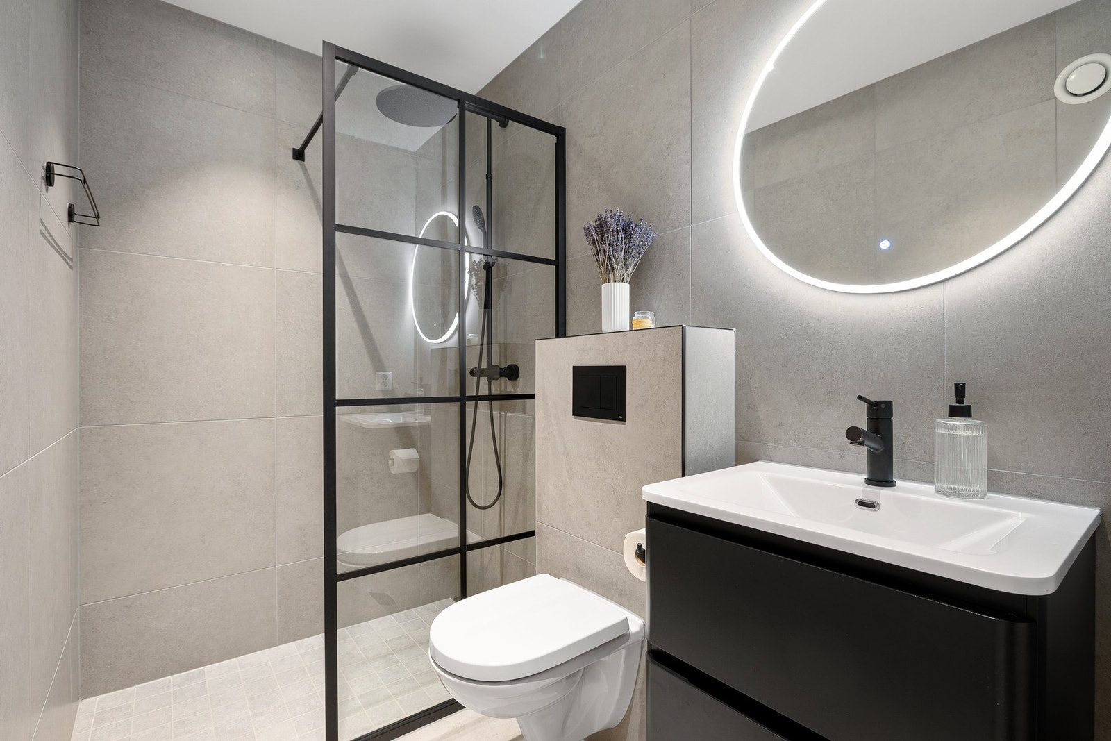 Boligen har to fullverdige bad, hvor badet i første etasje fremstår som svært lekkert med 60x60 fliser på vegg, lune varmekabler i gulvet og gjennomførte sorte armaturer og innredning. Badet er vurdert til tilstandsgrad 0. Galleribilde