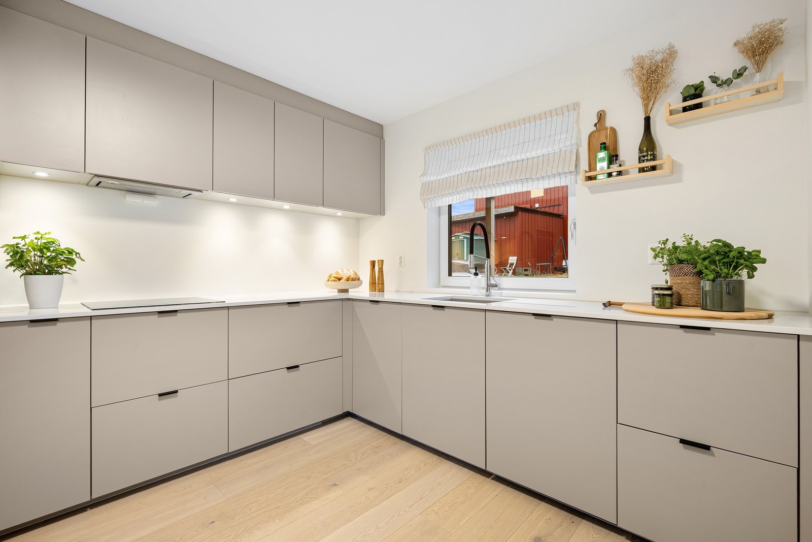 Kjøkkenet fremstår som tilnærmet nytt, med tilstandsgrad 0 på samtlige punkter. Galleribilde