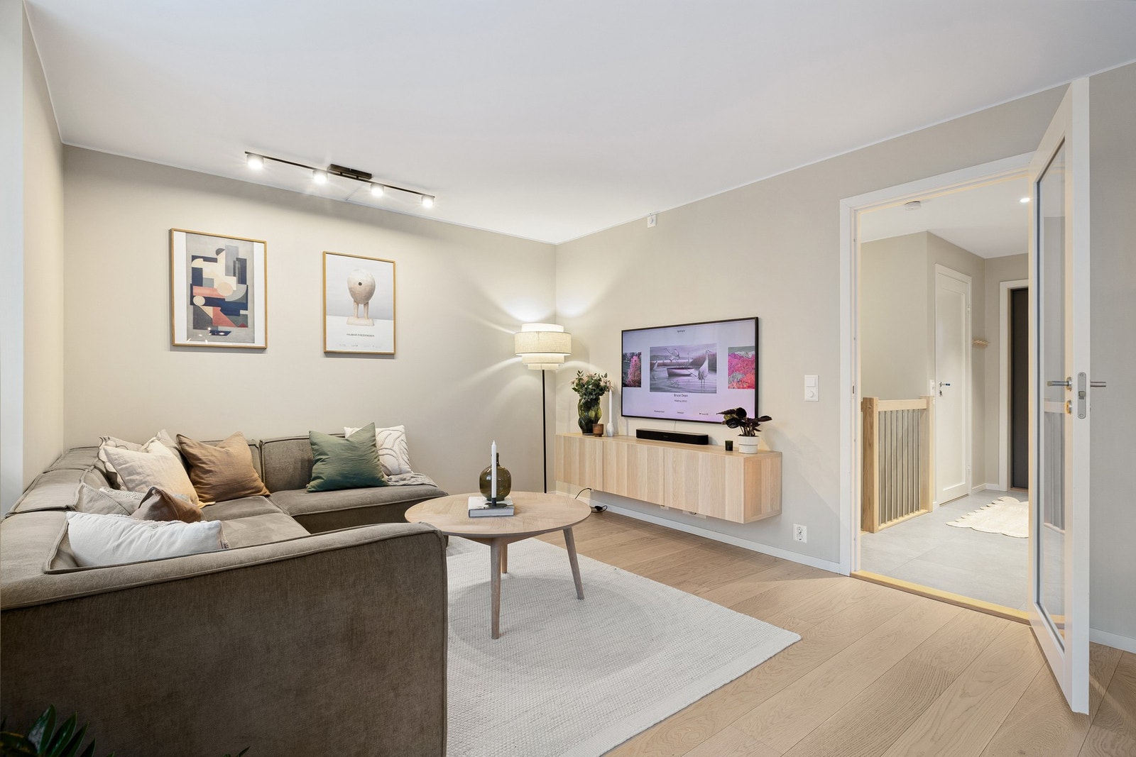 God belysning fra en dimmbar spotskinne. Galleribilde