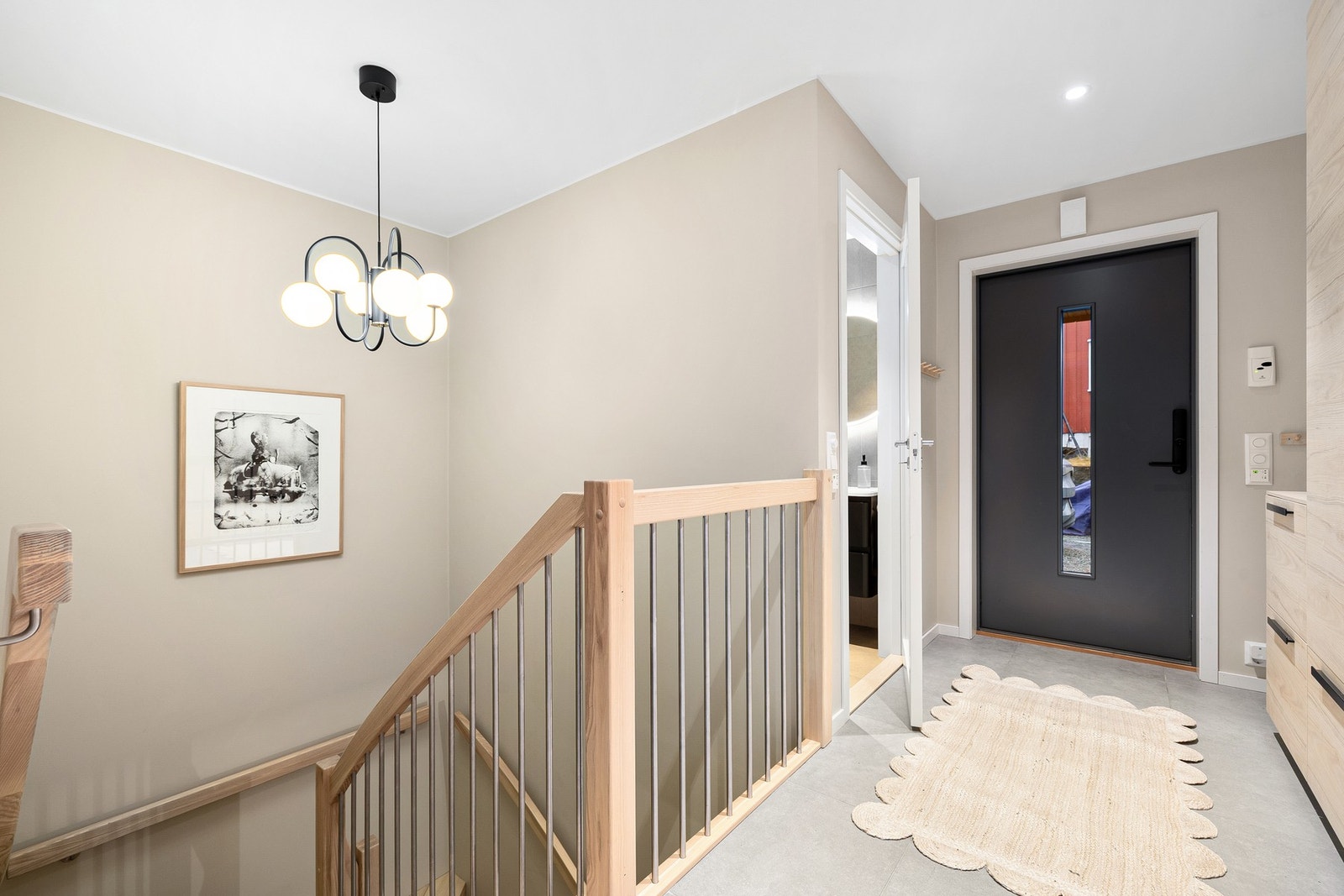 Badet er praktisk plassert like innenfor ytterdøren. Galleribilde