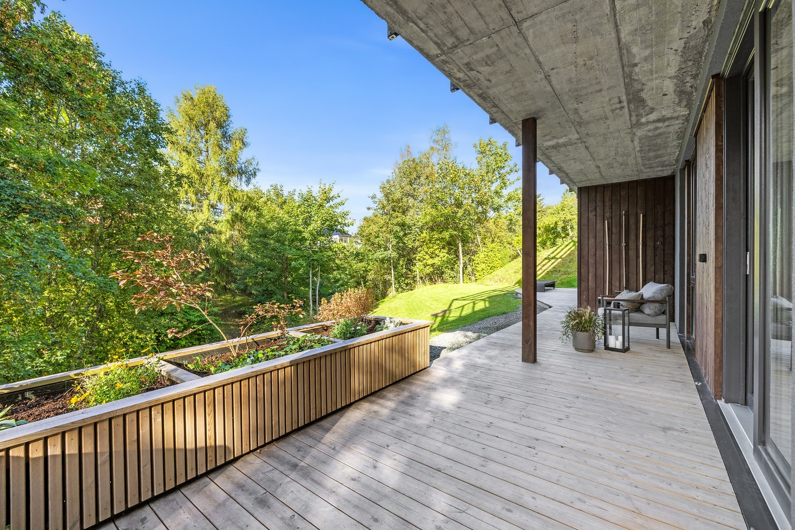 Delvis overbygd og stor terrasse på til sammen 39 kvm med flotte plantekasser. Galleribilde