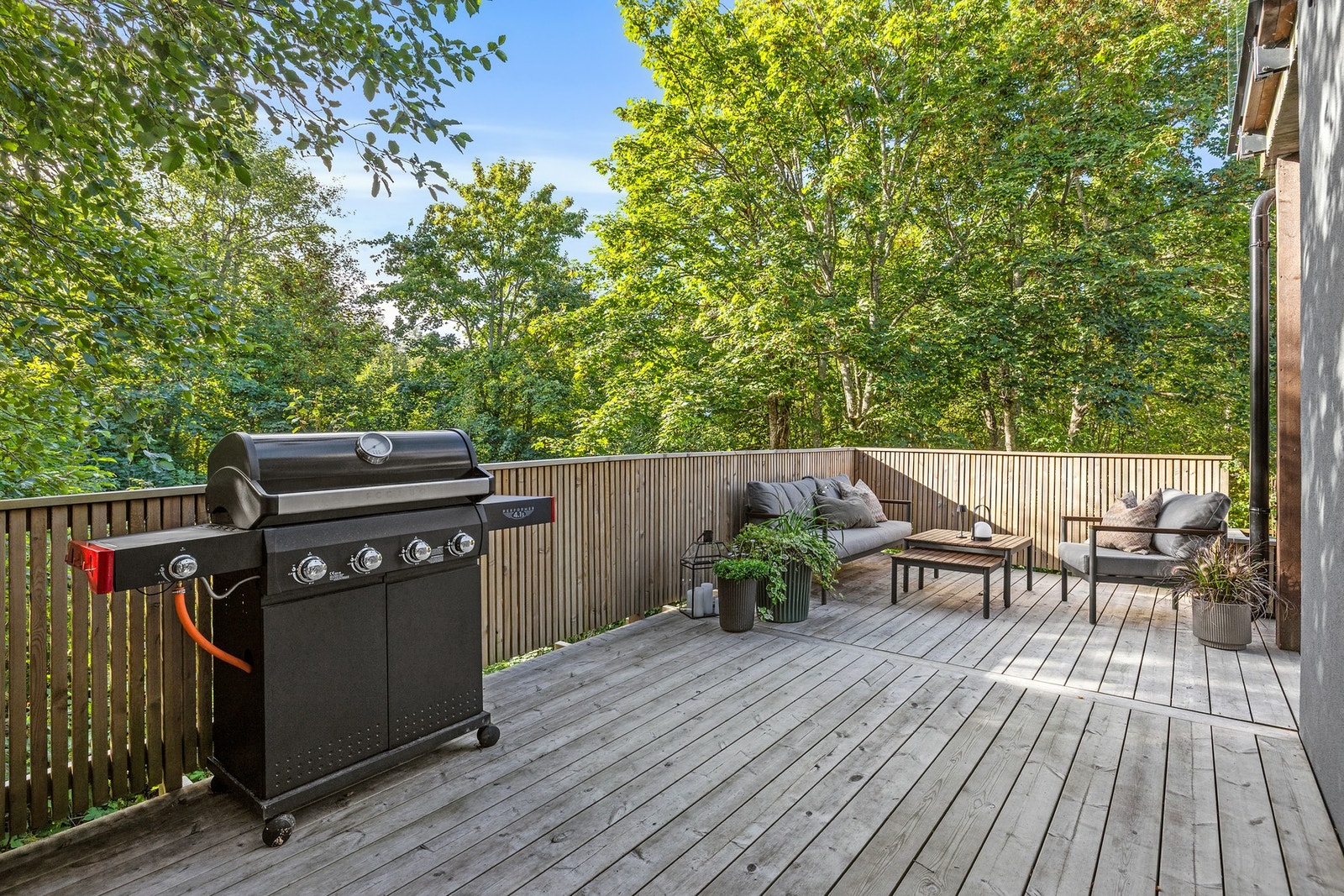 Terrassen strekker seg rundt to sider av boligen, som gjør det enkelt å flytte seg etter solen. Galleribilde