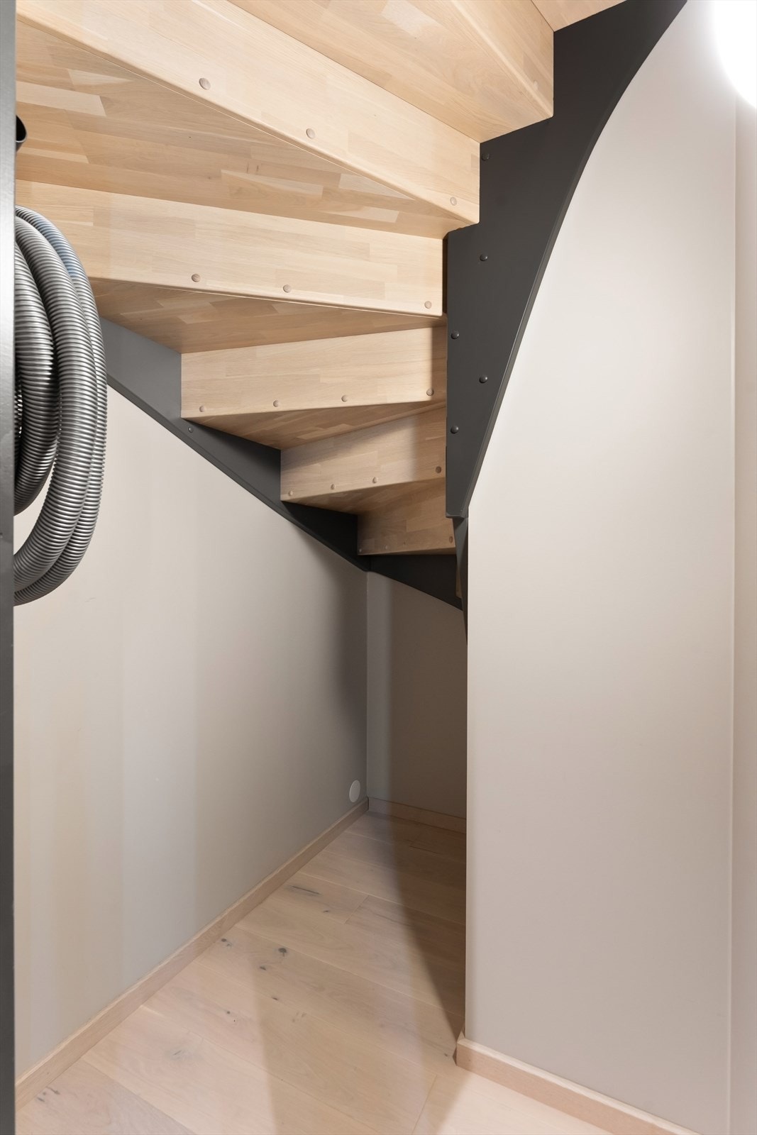 Adkomst til kott under trappen fra badet. Galleribilde