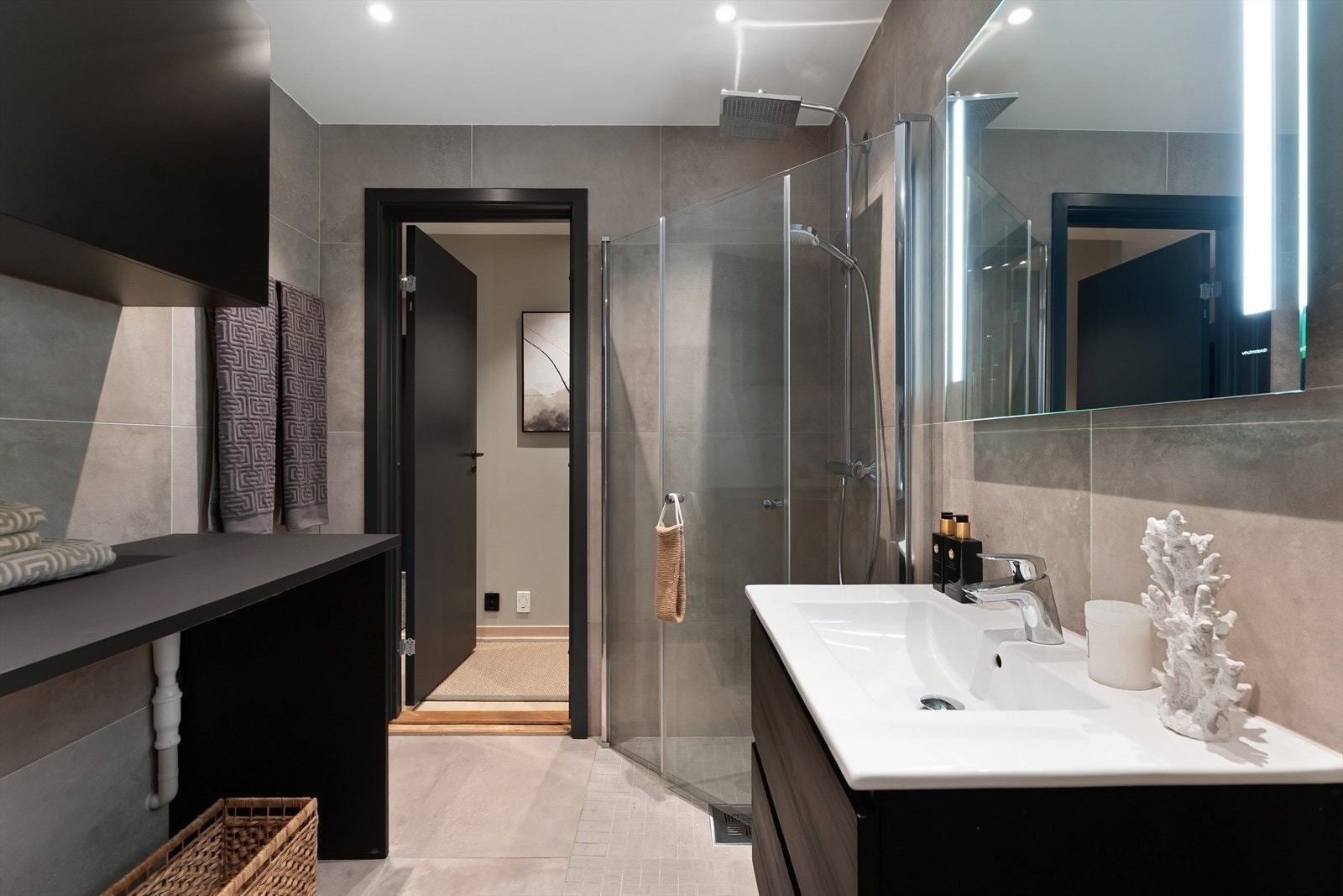 Delikat, flislagt bad med varmekabler i gulv. Galleribilde