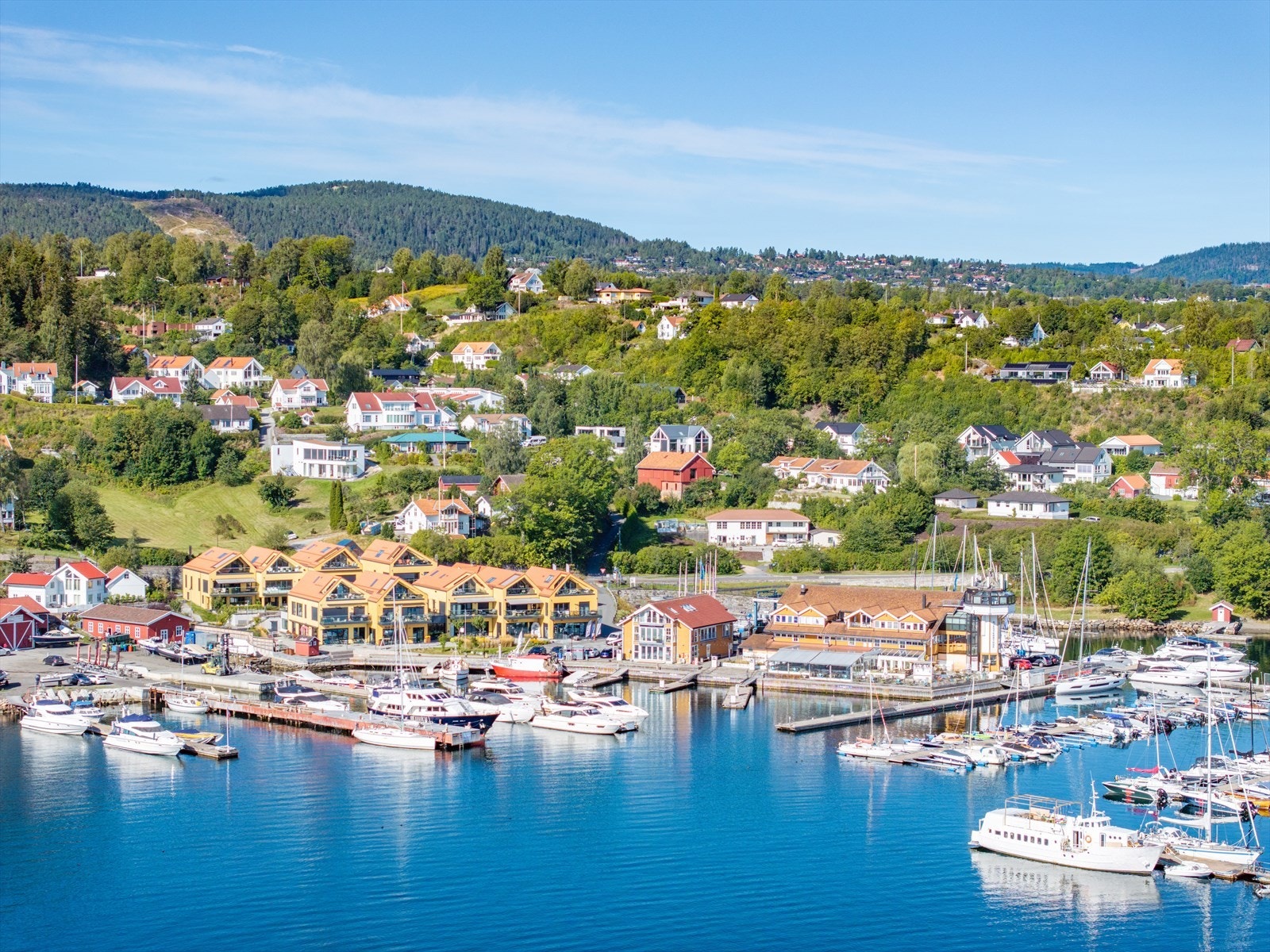 Vollen er et etablert handelssted med et variert utvalg av lokale tjenester. Galleribilde