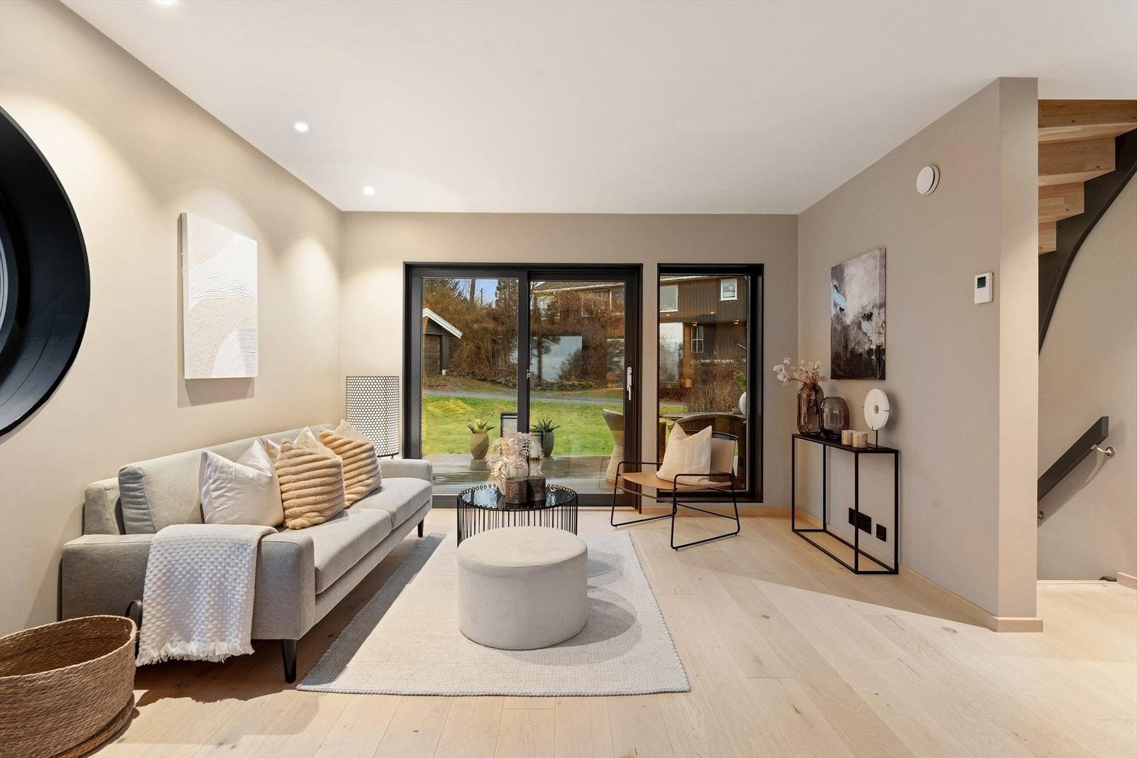 Skyvedørerene leder ut til sør/vest terrasse. Galleribilde